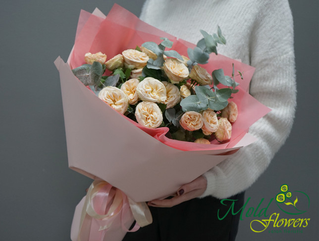 Букет из кремовых кустовых роз с евкалиптом Фото